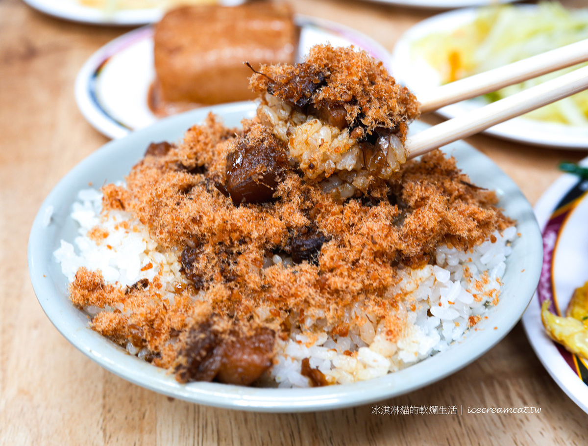 台北石牌｜滷三塊五花肉飯宵夜時間還要排隊，菜單必點土魠魚便當 @冰淇淋貓的軟爛生活