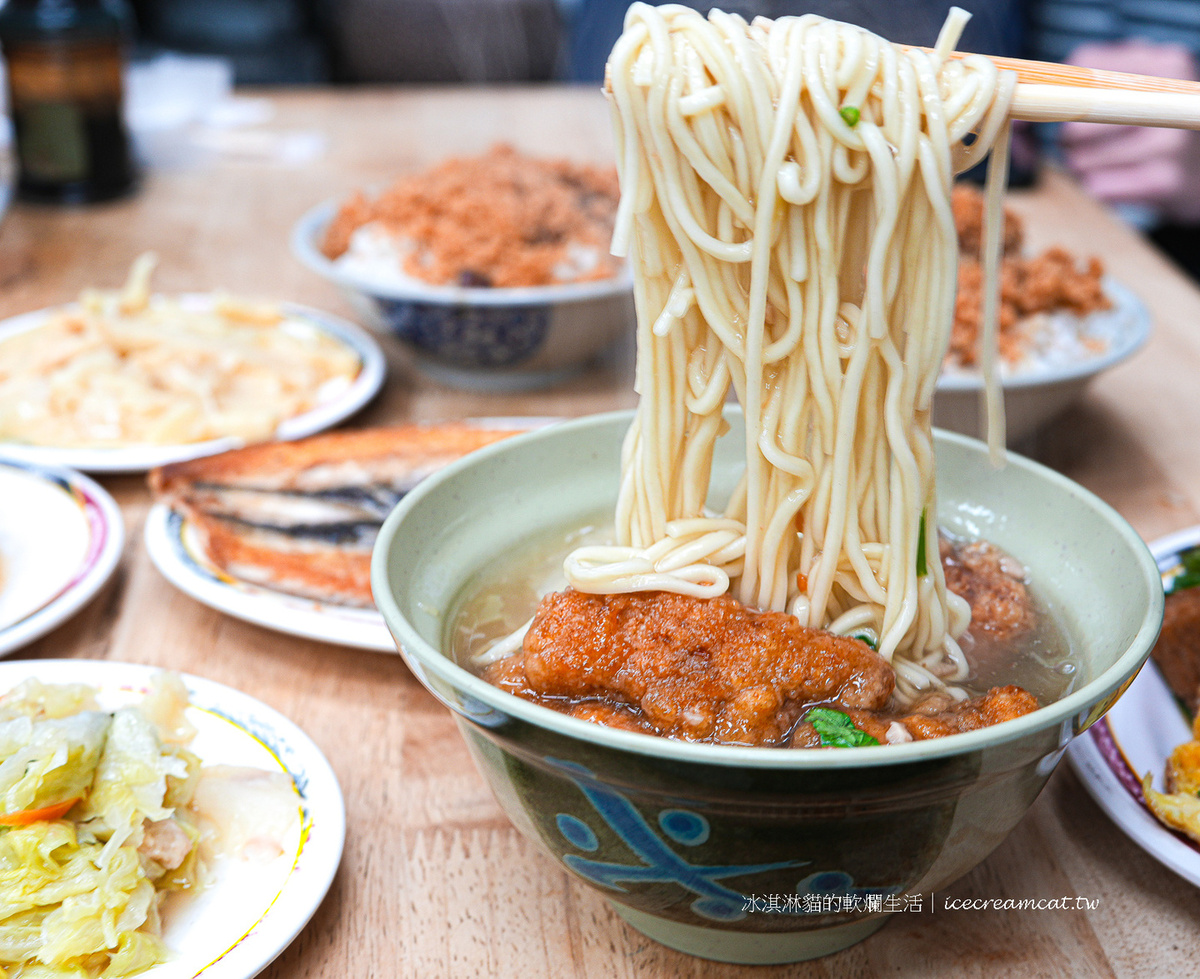 台北石牌｜滷三塊五花肉飯宵夜時間還要排隊，菜單必點土魠魚便當 @冰淇淋貓的軟爛生活