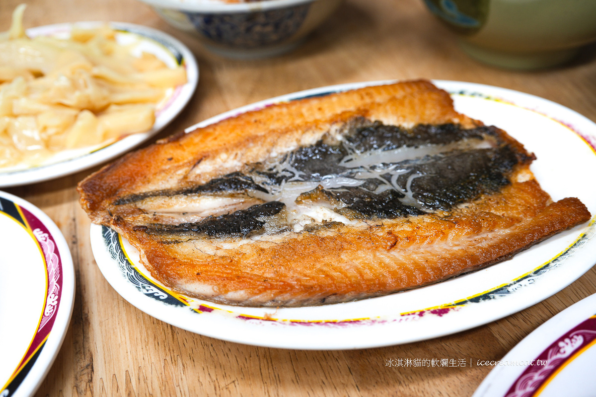 台北石牌｜滷三塊五花肉飯宵夜時間還要排隊，菜單必點土魠魚便當 @冰淇淋貓的軟爛生活