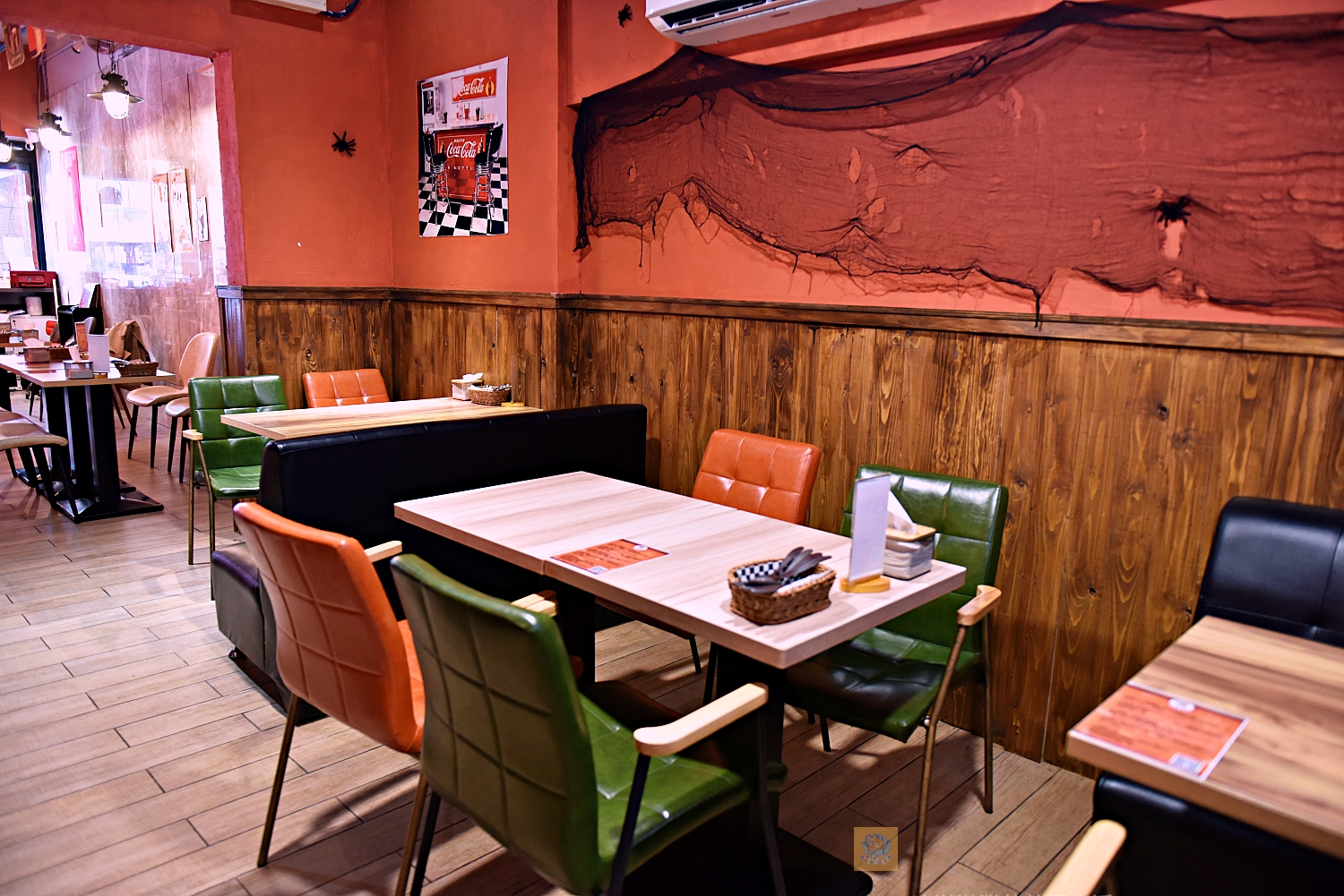 Retro House 美式餐廳｜信義區漢堡生日慶生開派對的好地方，必點潮間帶軟殼蟹漢堡 @冰淇淋貓的軟爛生活