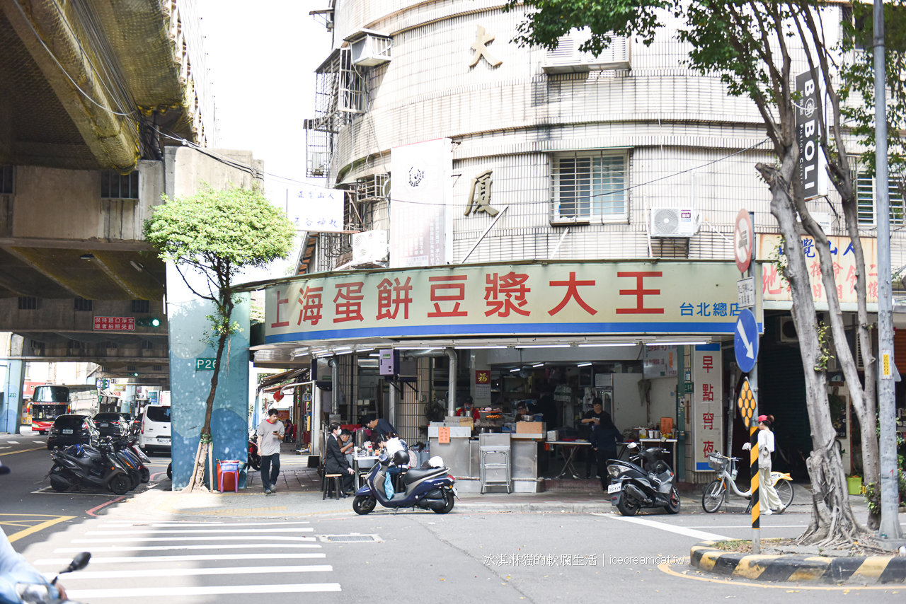 菜寮站美食｜上海蛋餅豆漿大王，三重區早餐與宵夜人氣手工現桿蛋餅 (有影片) @冰淇淋貓的軟爛生活