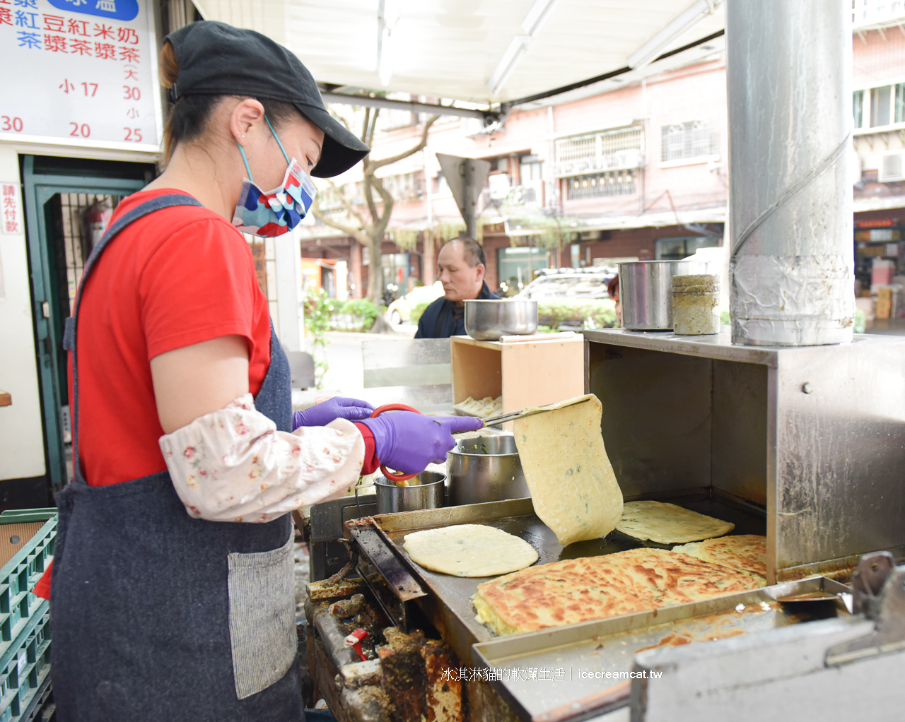 菜寮站美食｜上海蛋餅豆漿大王，三重區早餐與宵夜人氣手工現桿蛋餅 (有影片) @冰淇淋貓的軟爛生活