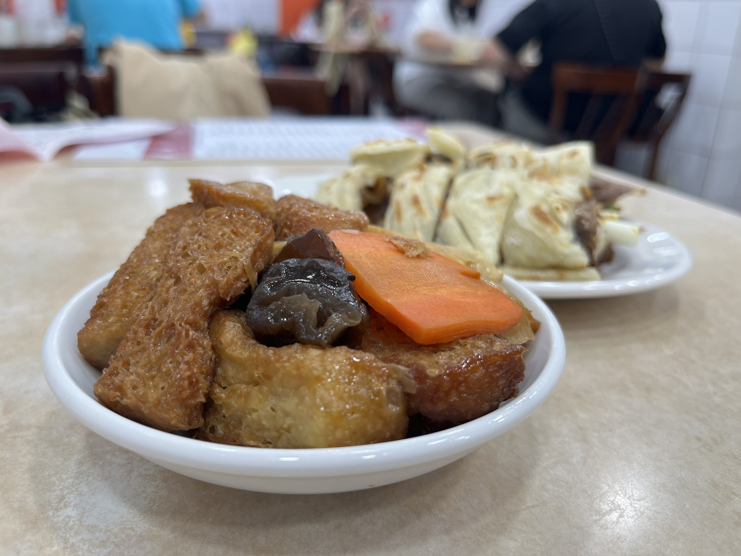 吳興街北醫美食｜穆記牛肉麵米其林推薦，斤餅與清燉和紅燒牛肉麵必點（2024菜單) @冰淇淋猫的軟爛生活