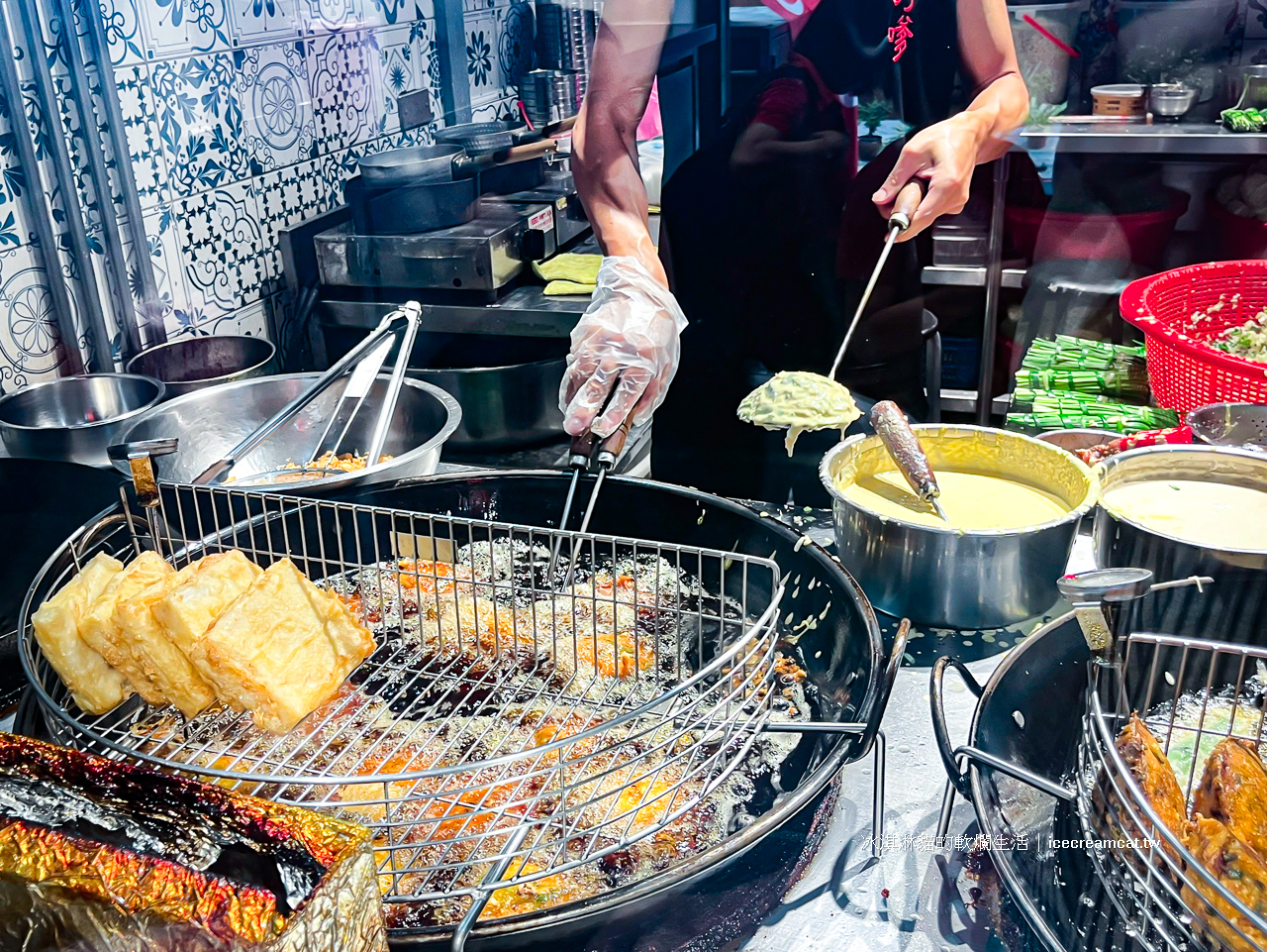 大稻埕美食｜蔡迪化街古早味蚵嗲，永樂市場旁好吃古早味蚵嗲，現點現炸脆皮台北蚵嗲推薦(搬家後) @冰淇淋貓的軟爛生活