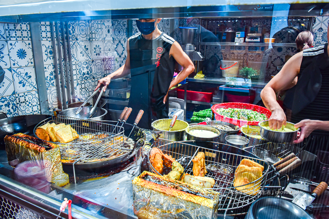 大稻埕美食｜蔡迪化街古早味蚵嗲，永樂市場旁好吃古早味蚵嗲，現點現炸脆皮台北蚵嗲推薦(搬家後) @冰淇淋貓的軟爛生活