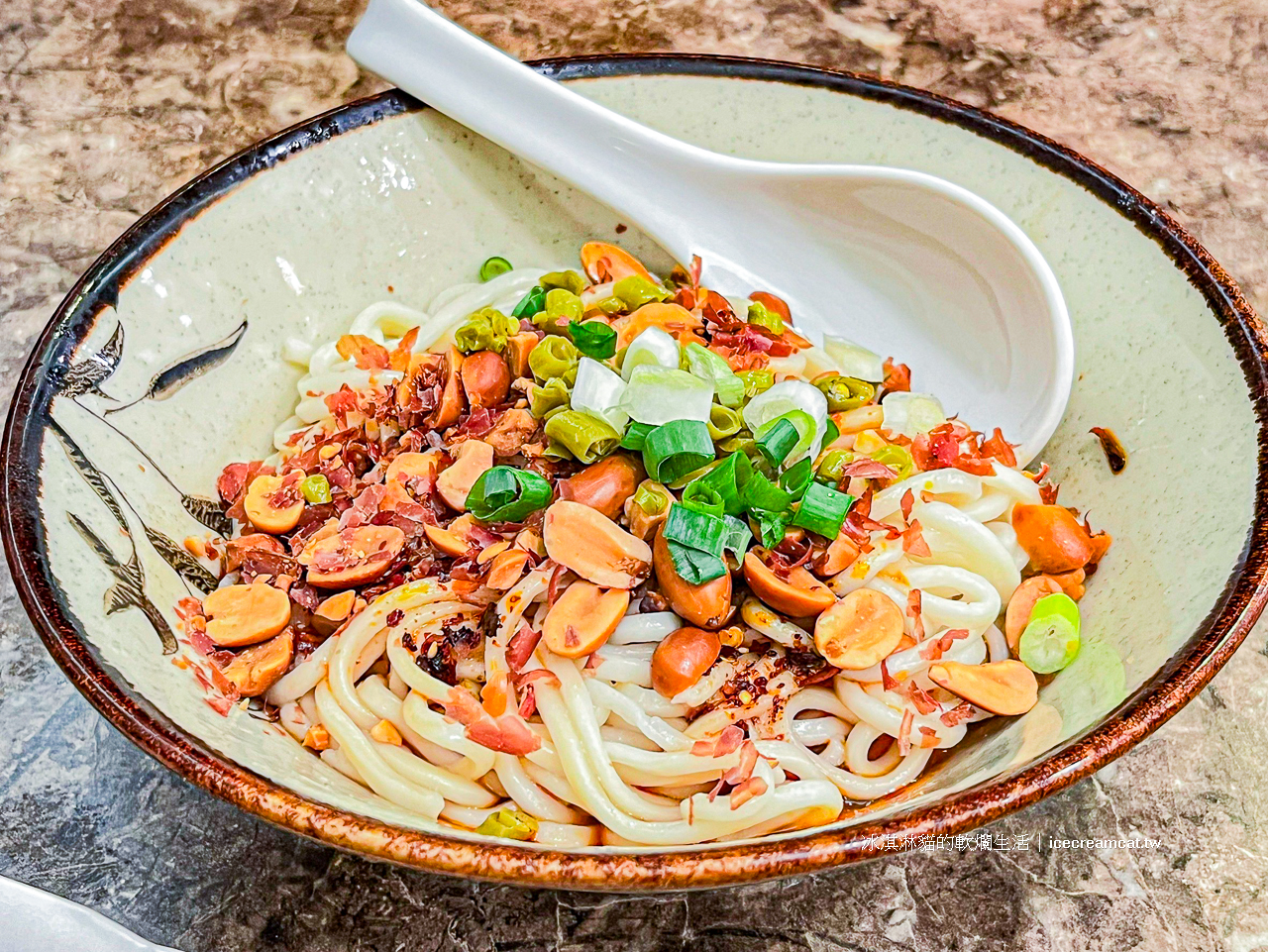 大安美食｜蔣記家薌麵牛肉乾拌麵熗鍋麵必點，曾在台北國際牛肉麵節獲得了米其林評鑑的美味度最高星級！ @冰淇淋貓的軟爛生活