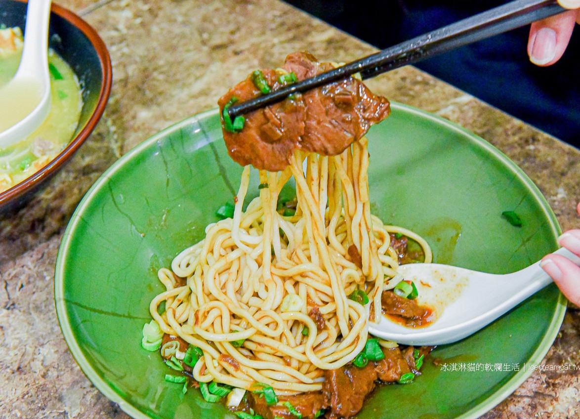 大安美食｜蔣記家薌麵牛肉乾拌麵熗鍋麵必點，曾在台北國際牛肉麵節獲得了米其林評鑑的美味度最高星級！ @冰淇淋貓的軟爛生活