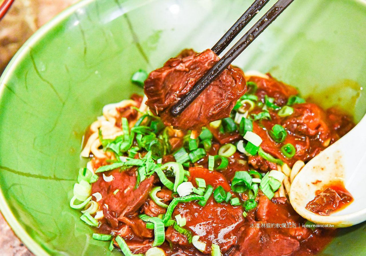 大安美食｜蔣記家薌麵牛肉乾拌麵熗鍋麵必點，曾在台北國際牛肉麵節獲得了米其林評鑑的美味度最高星級！ @冰淇淋貓的軟爛生活