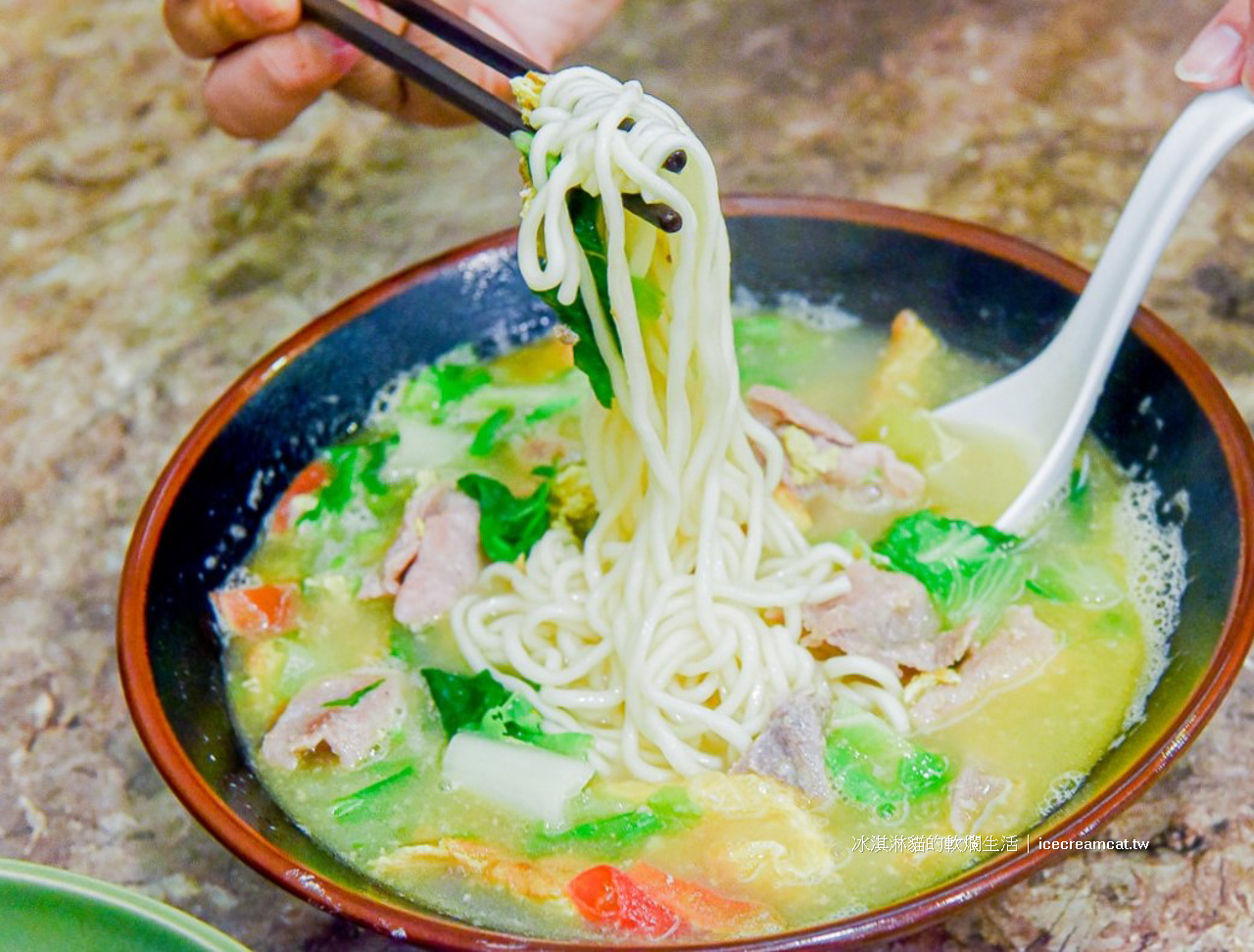 大安美食｜蔣記家薌麵牛肉乾拌麵熗鍋麵必點，曾在台北國際牛肉麵節獲得了米其林評鑑的美味度最高星級！ @冰淇淋貓的軟爛生活