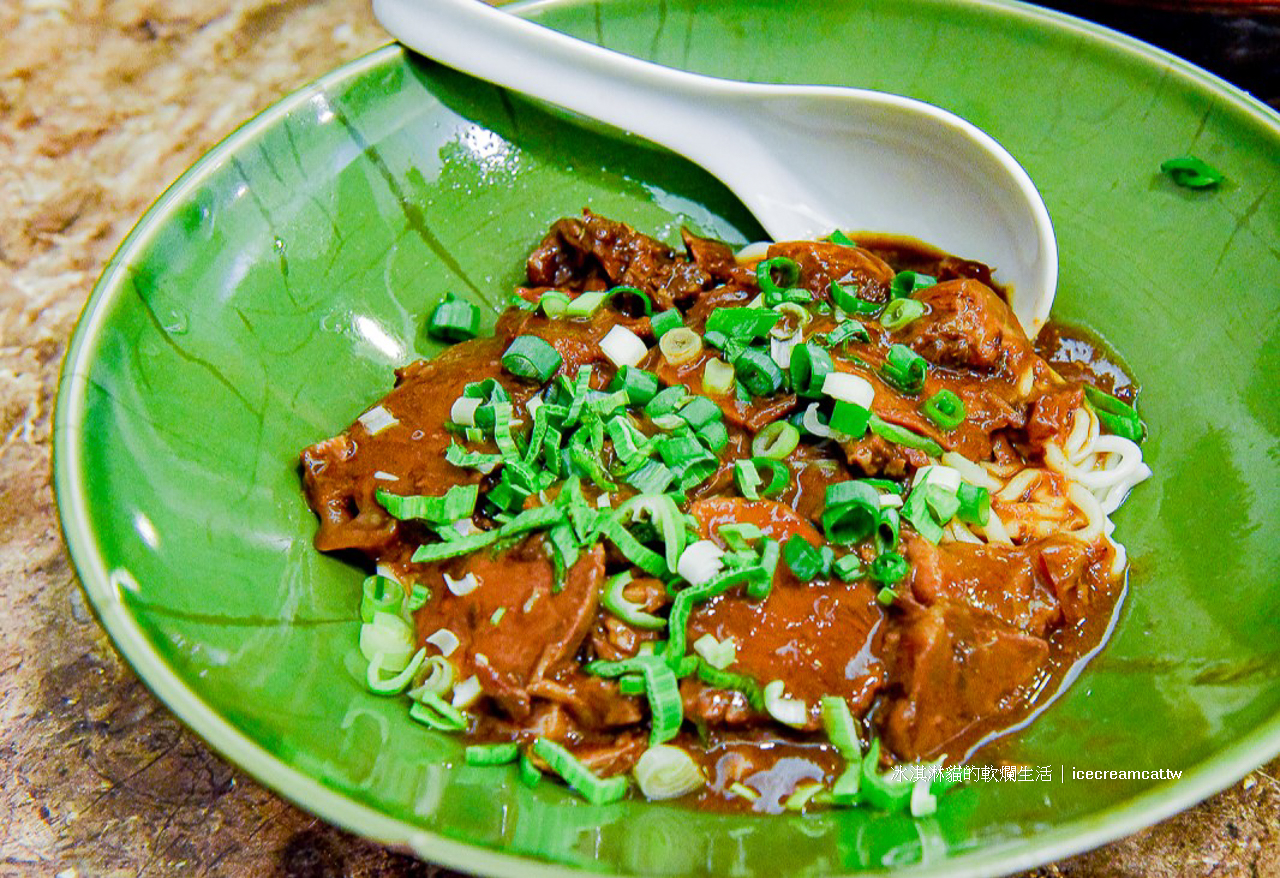 大安美食｜蔣記家薌麵牛肉乾拌麵熗鍋麵必點，曾在台北國際牛肉麵節獲得了米其林評鑑的美味度最高星級！ @冰淇淋貓的軟爛生活