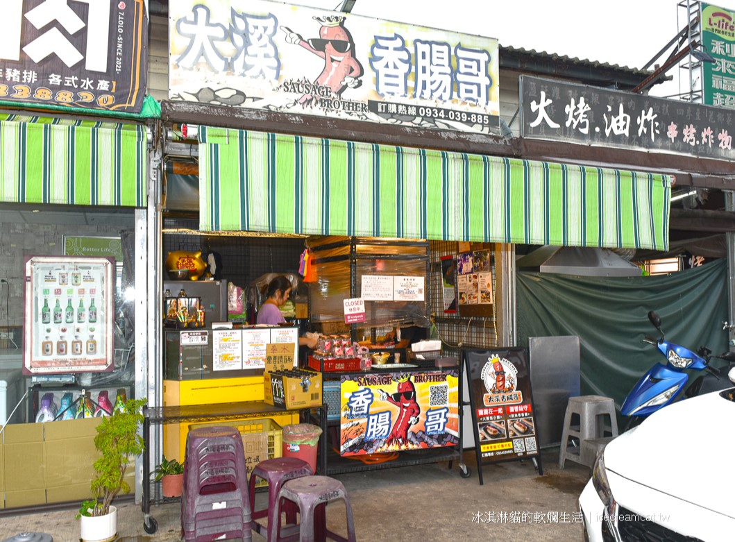 桃園美食｜大溪香腸哥台式熱狗堡升級版，銀絲卷包烤香腸搭配獨家辣蘿蔔乾與美奶滋，無敵好吃！(有影片) @冰淇淋貓的軟爛生活