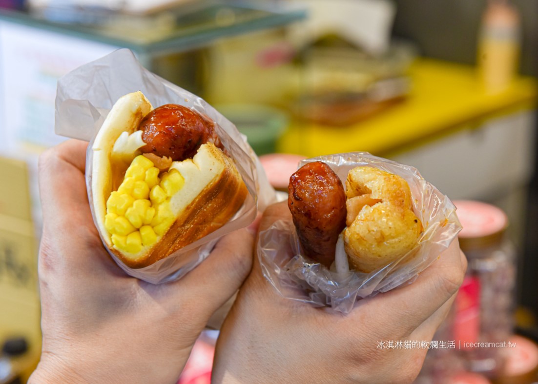 桃園美食｜大溪香腸哥台式熱狗堡升級版，銀絲卷包烤香腸搭配獨家辣蘿蔔乾與美奶滋，無敵好吃！(有影片) @冰淇淋貓的軟爛生活