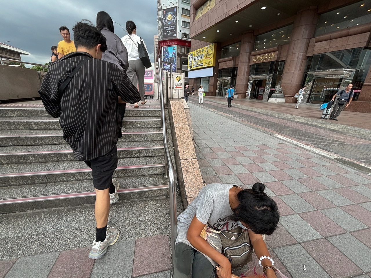 台北火車站｜莊淑秋捷運北車Z2出口的賣愛心麥芽糖餅的身障女孩，我今天可以回家了 @冰淇淋貓的軟爛生活