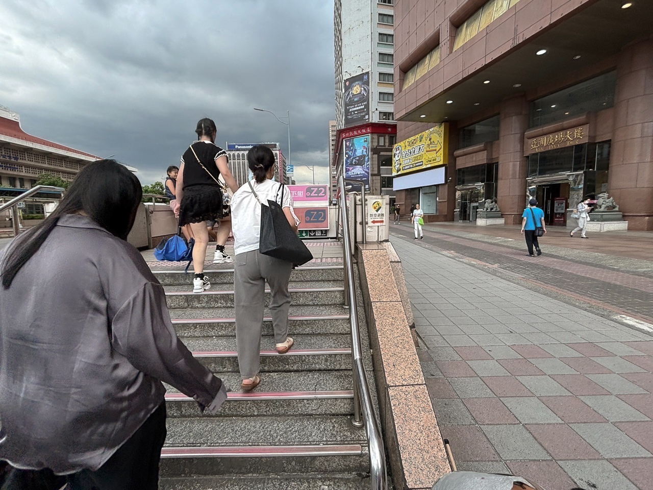 台北火車站｜莊淑秋捷運北車Z2出口的賣愛心麥芽糖餅的身障女孩，我今天可以回家了 @冰淇淋貓的軟爛生活