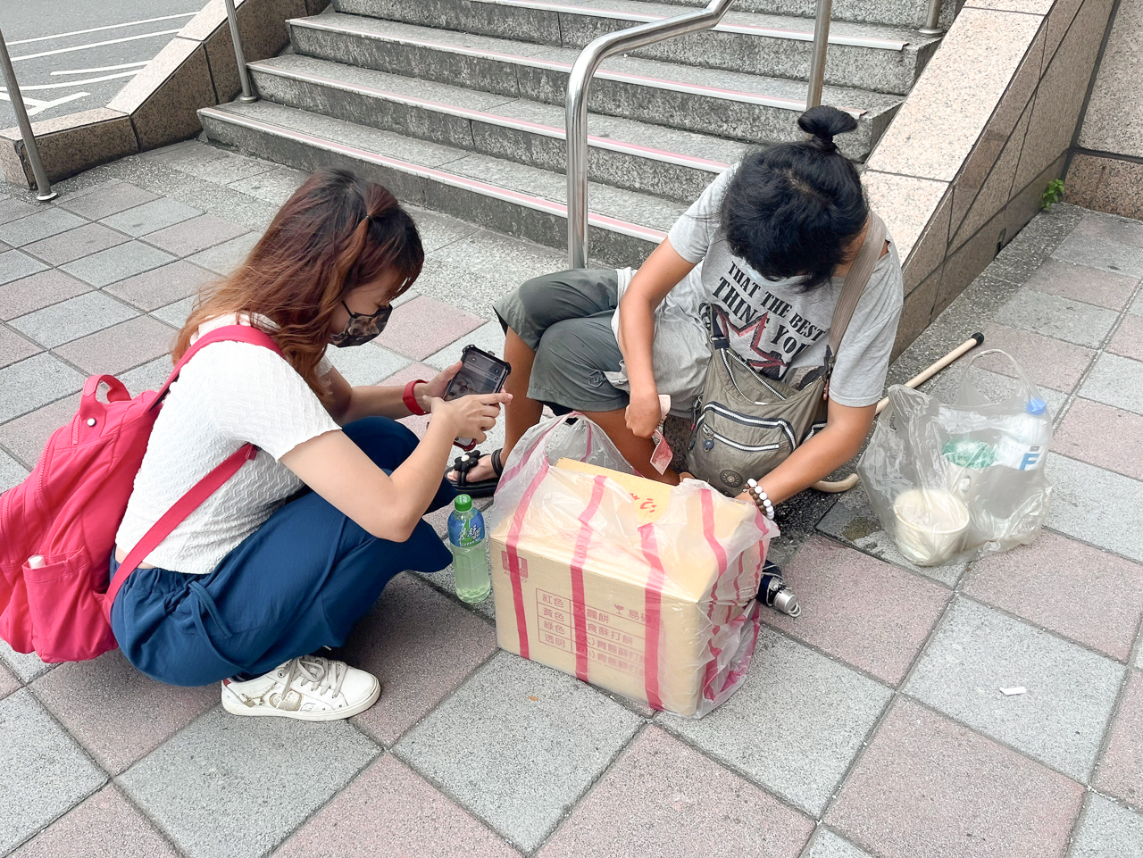 台北火車站｜莊淑秋捷運北車Z2出口的賣愛心麥芽糖餅的身障女孩，我今天可以回家了 @冰淇淋貓的軟爛生活