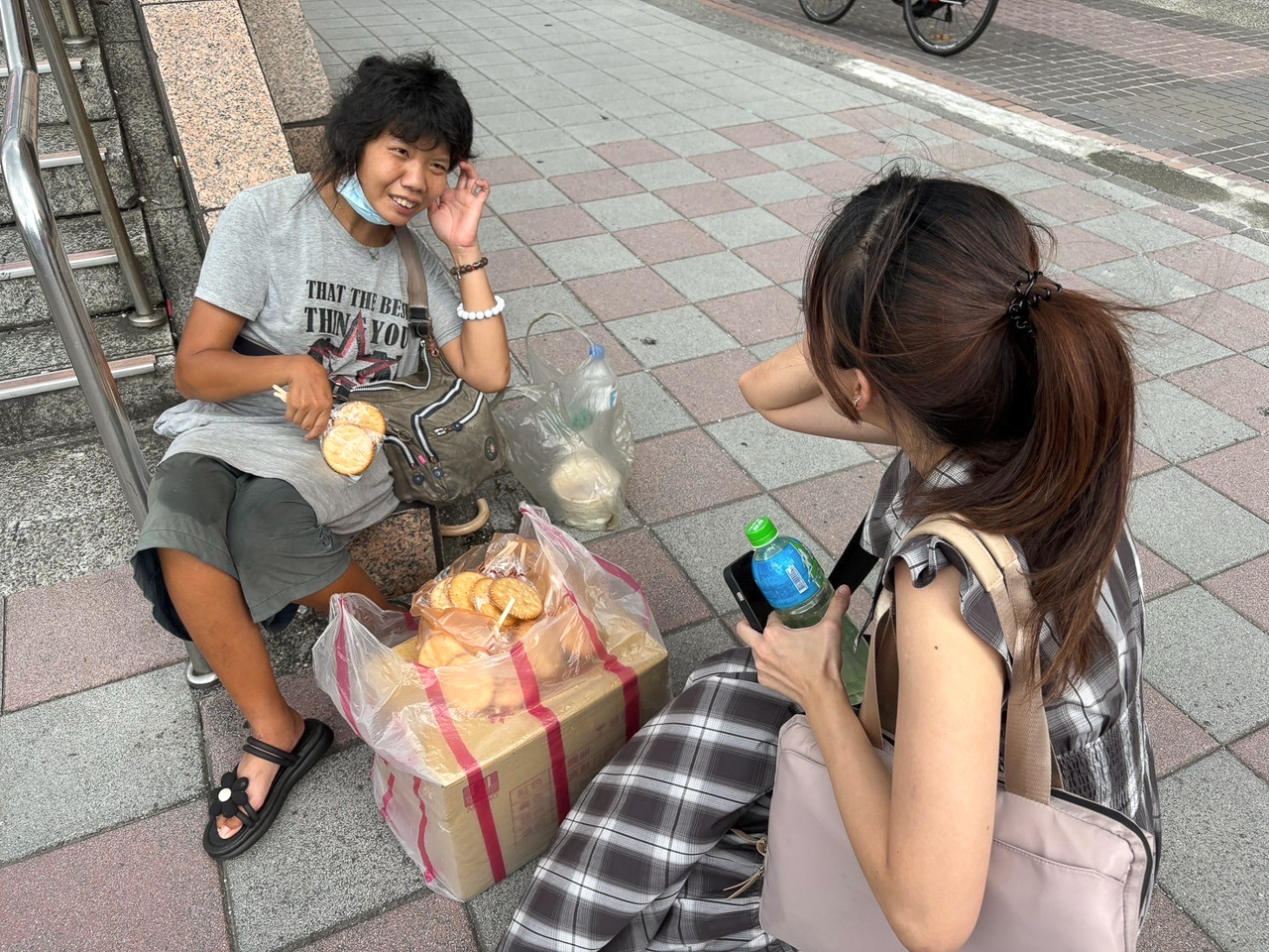 台北火車站｜莊淑秋捷運北車Z2出口的賣愛心麥芽糖餅的身障女孩，我今天可以回家了 @冰淇淋貓的軟爛生活