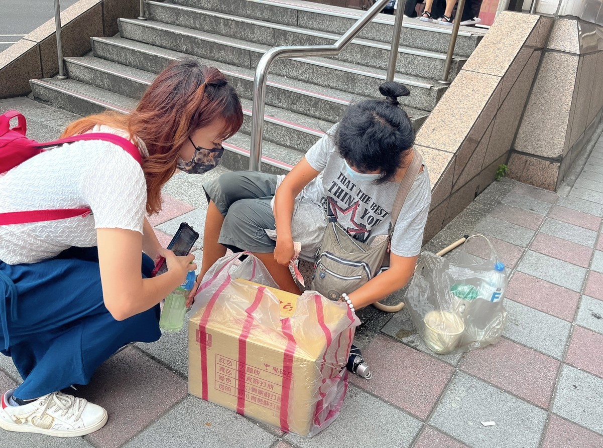 台北火車站｜莊淑秋捷運北車Z2出口的賣愛心麥芽糖餅的身障女孩，我今天可以回家了 @冰淇淋貓的軟爛生活