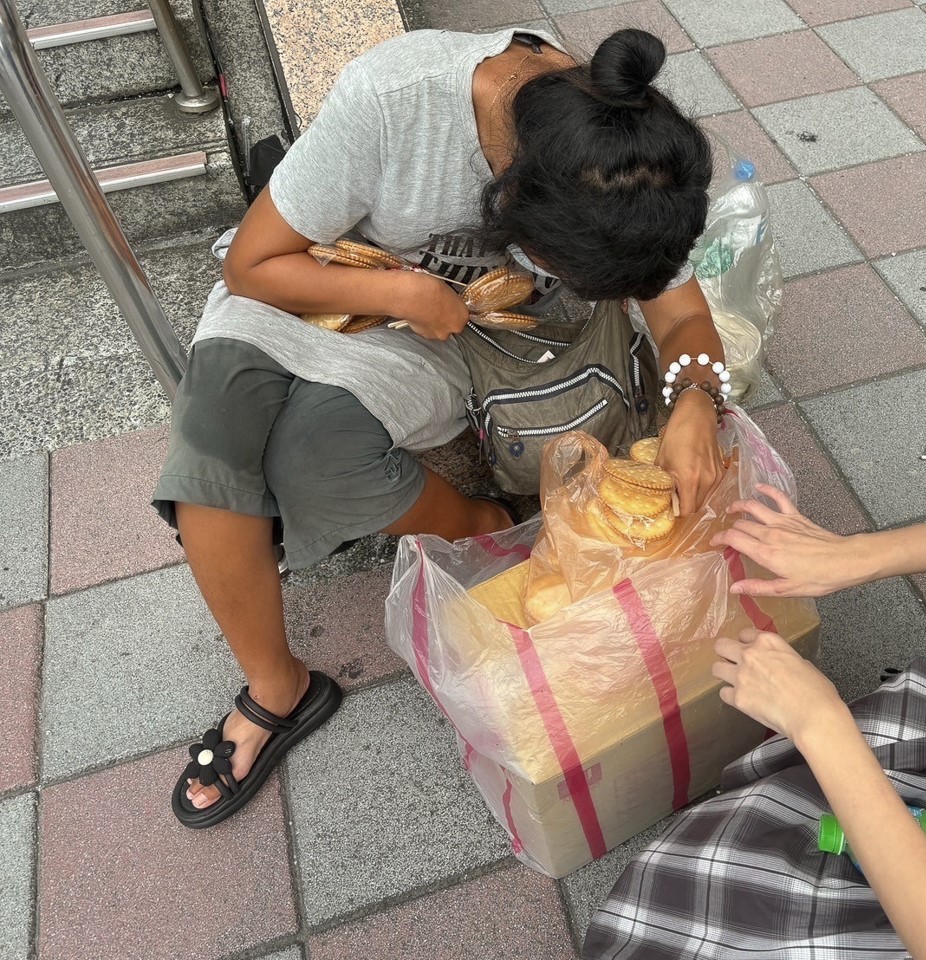 台北火車站｜莊淑秋捷運北車Z2出口的賣愛心麥芽糖餅的身障女孩，我今天可以回家了 @冰淇淋貓的軟爛生活