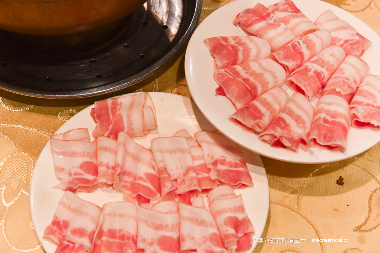 唐宮蒙古烤肉酸菜白肉鍋涮羊肉吃到飽，行天宮站美食，老台北人愛的蒙古烤肉(有影片) @冰淇淋貓的軟爛生活