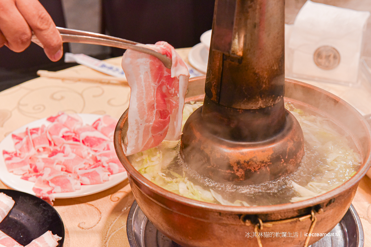 唐宮蒙古烤肉酸菜白肉鍋涮羊肉吃到飽，行天宮站美食，老台北人愛的蒙古烤肉(有影片) @冰淇淋貓的軟爛生活