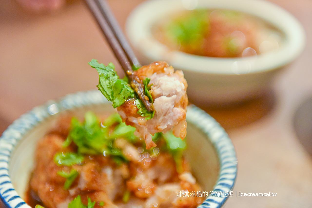 龍山寺美食｜萬華蘇家肉圓油粿，台北芋粿肉圓推薦銅板美食在地70年小吃(菜單)全台唯一黑醬肉圓 @冰淇淋貓的軟爛生活