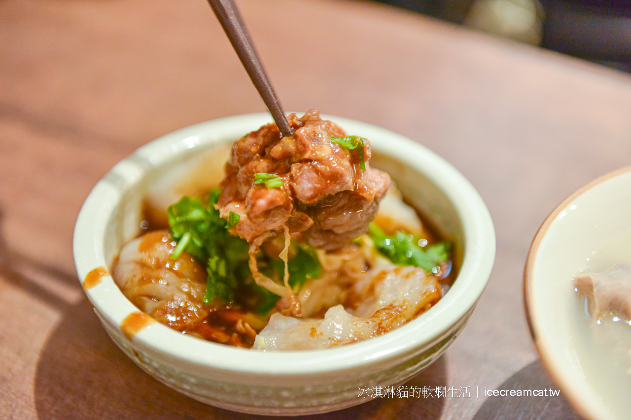 龍山寺美食｜萬華蘇家肉圓油粿，台北芋粿肉圓推薦銅板美食在地70年小吃(菜單)全台唯一黑醬肉圓 @冰淇淋貓的軟爛生活