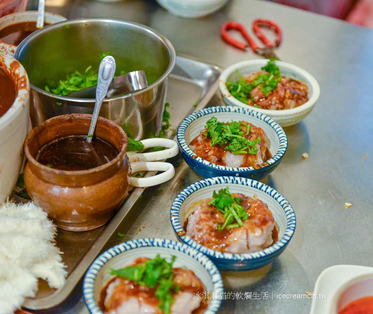 龍山寺美食｜萬華蘇家肉圓油粿(蘇來傳)(菜單)，台北芋粿肉圓推薦銅板美食在地70年小吃，全台唯一黑醬肉圓 @冰淇淋貓的軟爛生活