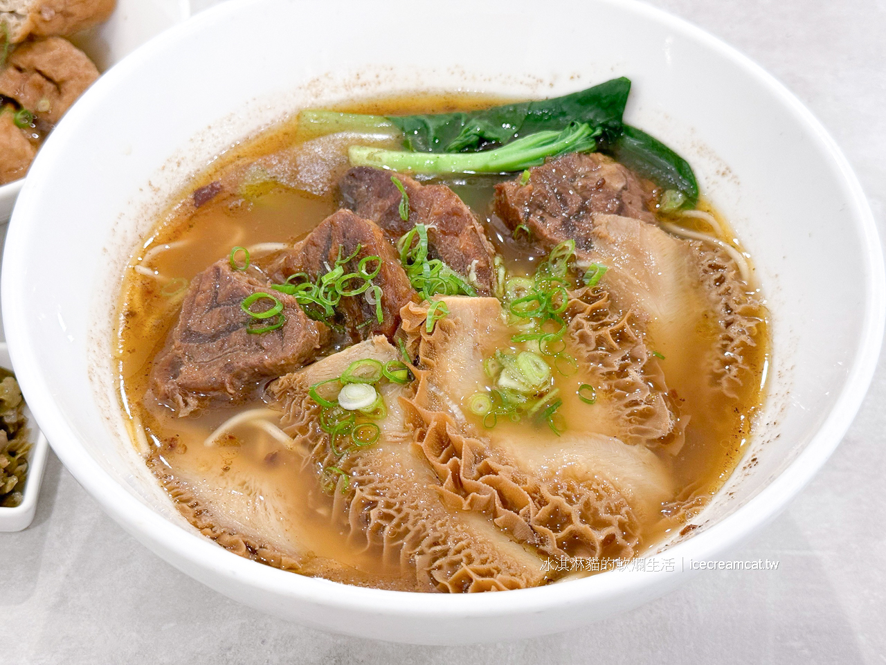 天母美食｜天東86牛肉麵台北牛肉麵推薦與菜單，天母運動公園附近美食網友們稱它是牛肉麵界的精品 @冰淇淋貓的軟爛生活