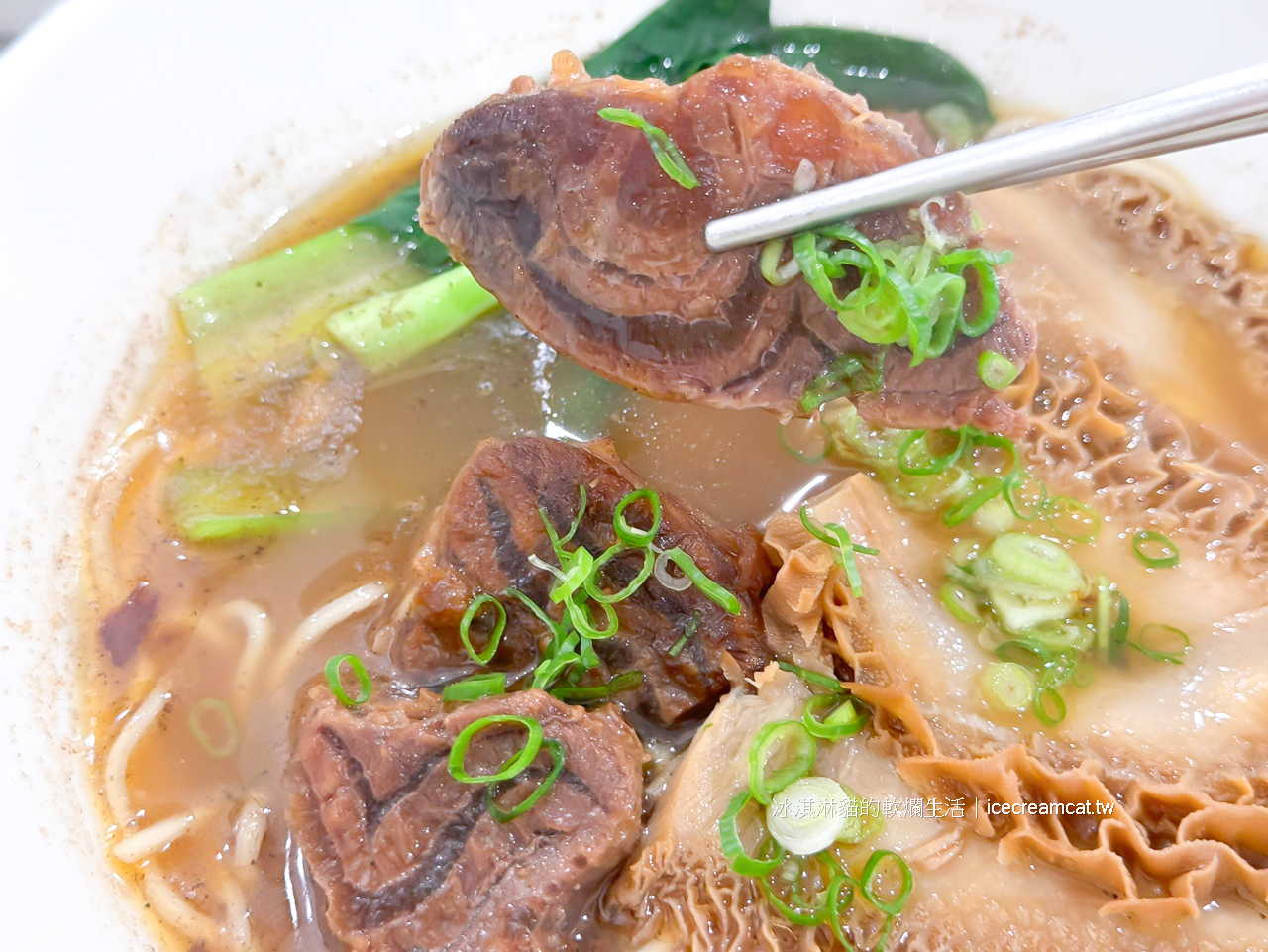 天母美食｜天東86牛肉麵台北牛肉麵推薦與菜單，天母運動公園附近美食網友們稱它是牛肉麵界的精品 @冰淇淋貓的軟爛生活