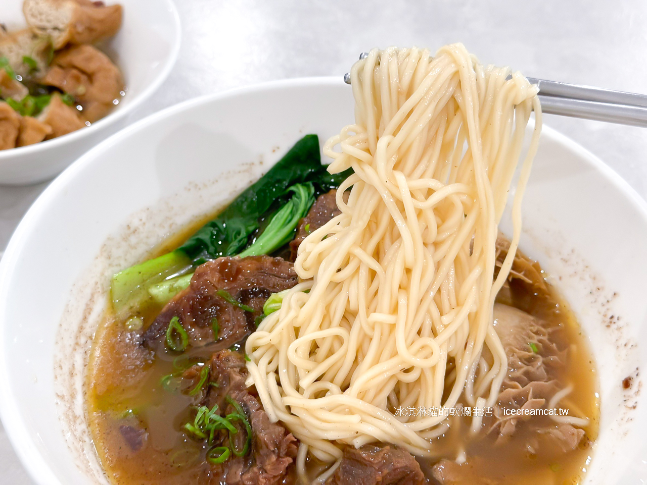 天母美食｜天東86牛肉麵台北牛肉麵推薦與菜單，天母運動公園附近美食網友們稱它是牛肉麵界的精品 @冰淇淋貓的軟爛生活