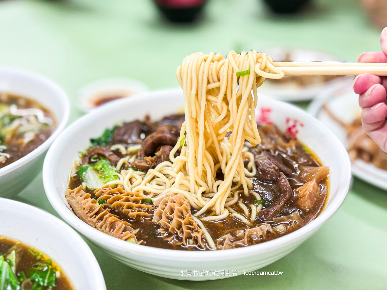 北投美食｜吳家牛肉麵黑白大廚裡的白種元吃過的台北牛肉麵(菜單)無時無刻都在排隊 @冰淇淋貓的軟爛生活