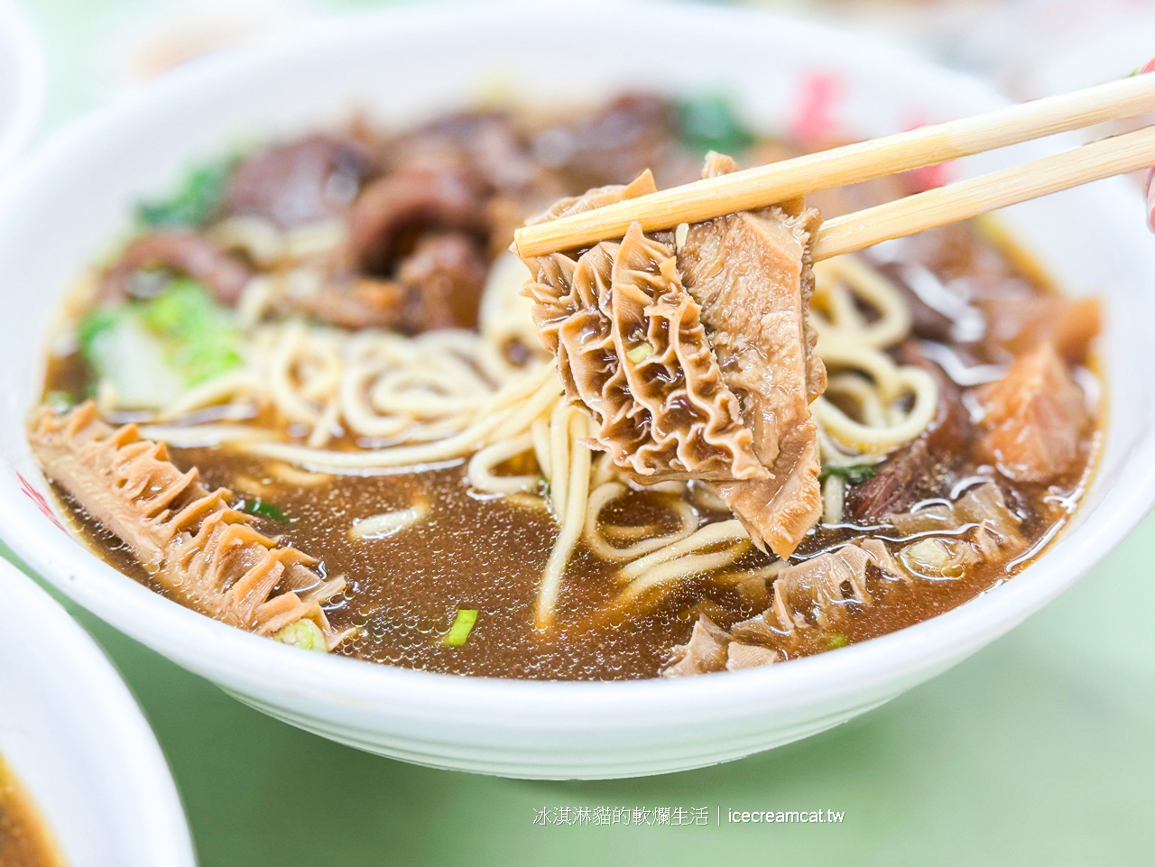 北投美食｜吳家牛肉麵黑白大廚裡的白種元吃過的台北牛肉麵(菜單)無時無刻都在排隊 @冰淇淋貓的軟爛生活