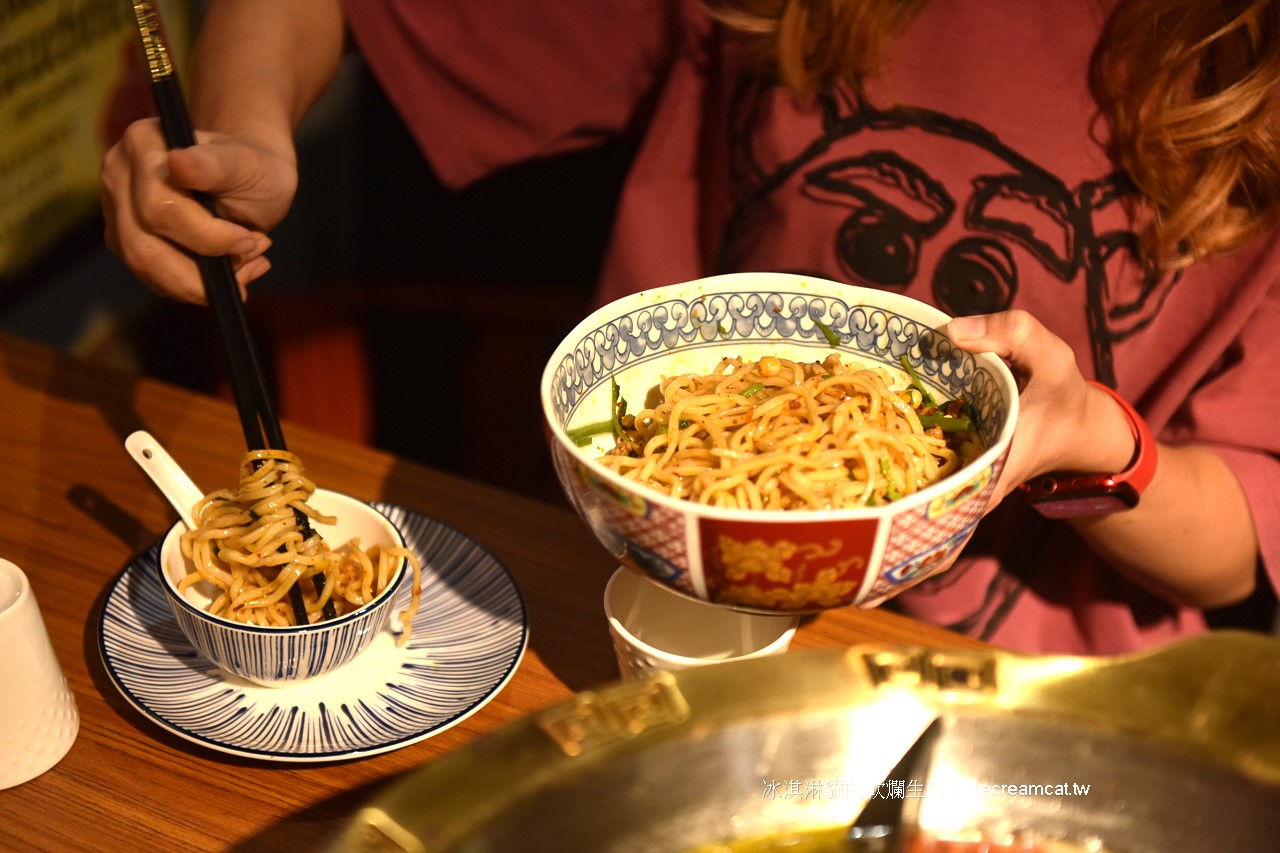 西門町美食｜ABV串串啤酒館宵夜餐廳/麻辣串串/重慶火鍋/賓士鍋(菜單) @冰淇淋貓的軟爛生活