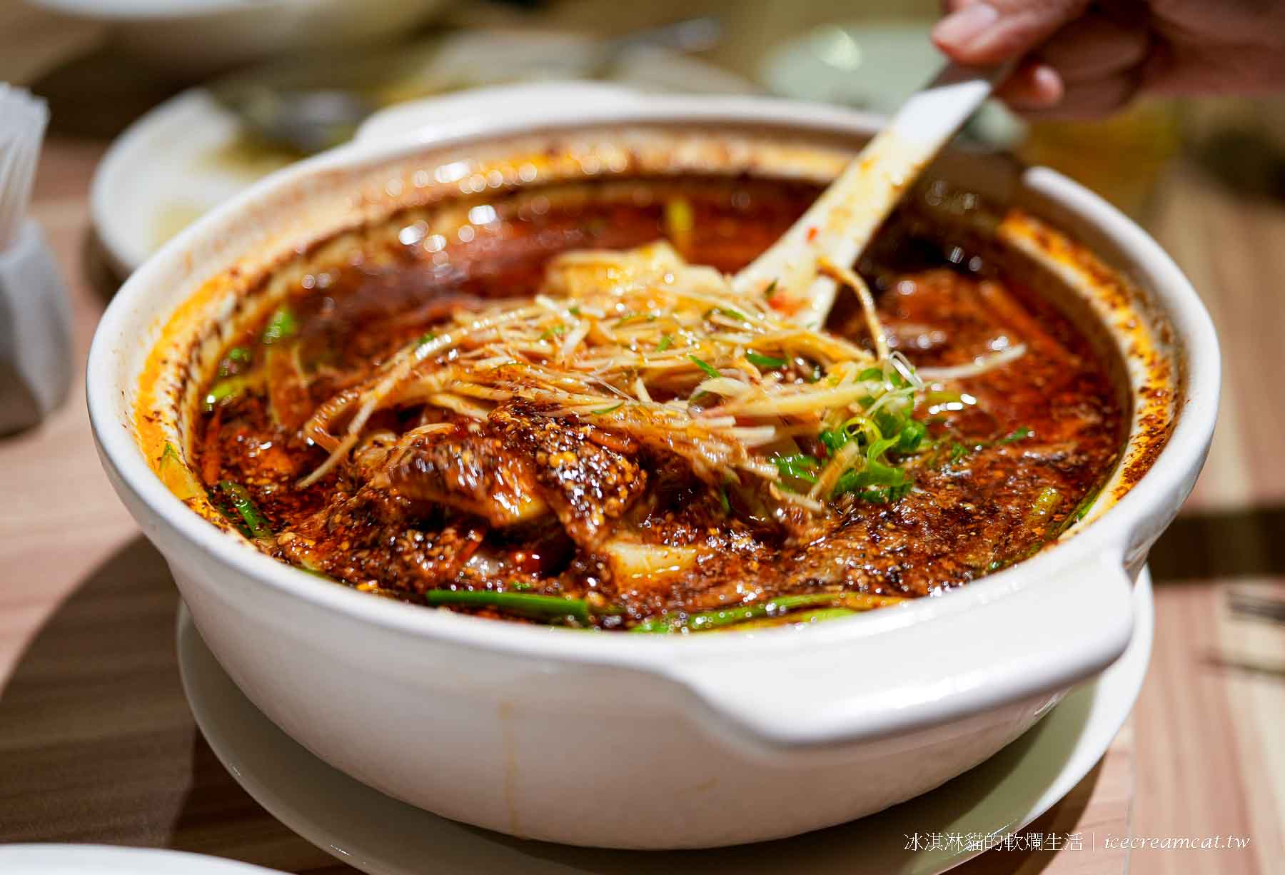 花娘小館｜南京店黃仁勳必吃餐廳，南京三民站美食台北川菜餐廳菜單必點蒼蠅頭 @冰淇淋貓的軟爛生活