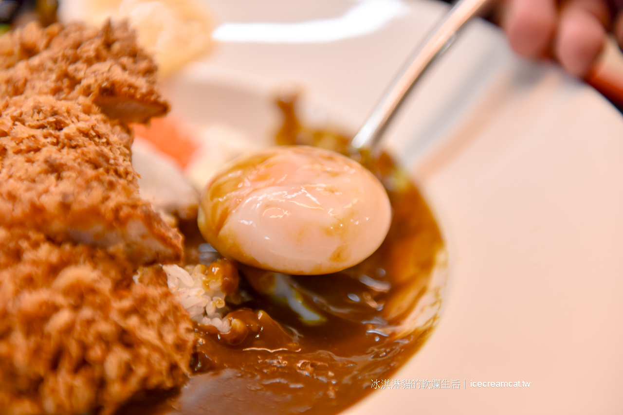 小巨蛋美食｜雲の咖哩屋育達高中附近咖哩平價便當，厚切豬排咖哩飯份量大又便宜！ @冰淇淋貓的軟爛生活