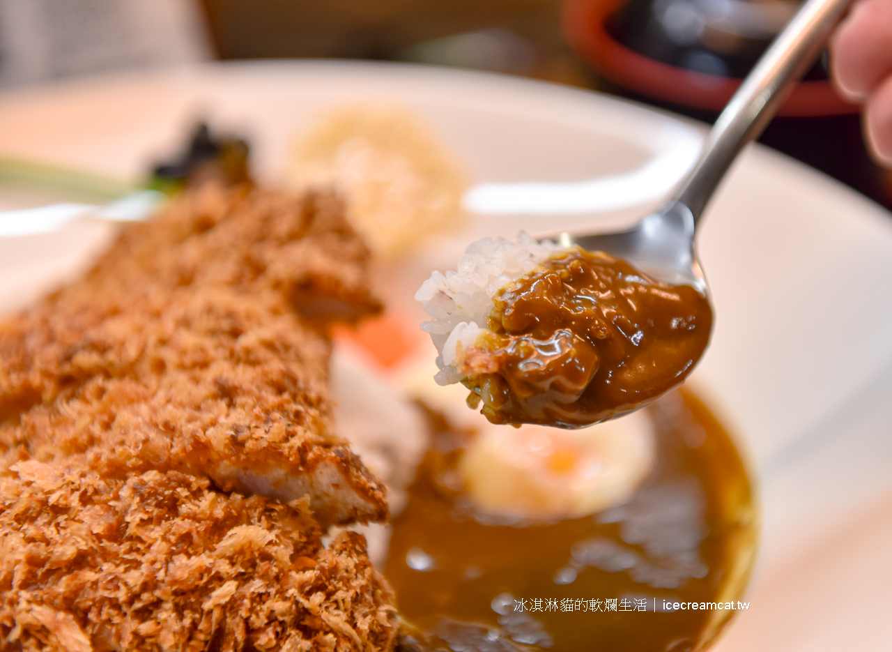 小巨蛋美食｜雲の咖哩屋育達高中附近咖哩平價便當，厚切豬排咖哩飯份量大又便宜！ @冰淇淋貓的軟爛生活