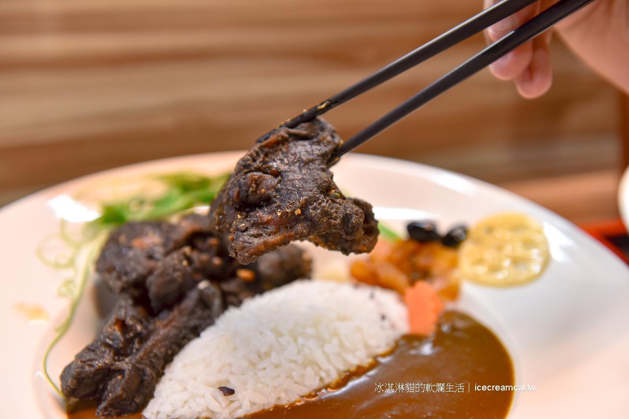 小巨蛋美食｜雲の咖哩屋育達高中附近咖哩平價便當，厚切豬排咖哩飯份量大又便宜！ @冰淇淋貓的軟爛生活