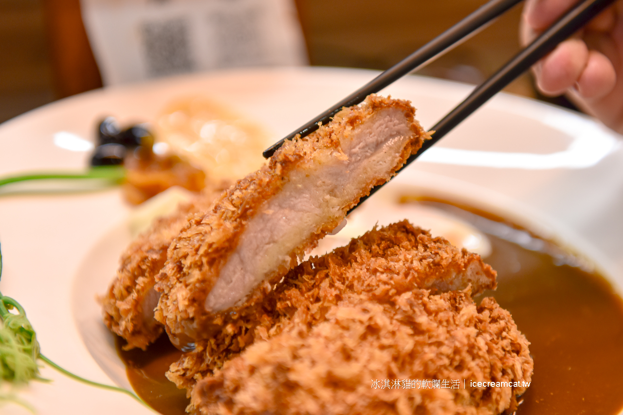 小巨蛋美食｜雲の咖哩屋育達高中附近咖哩平價便當，厚切豬排咖哩飯份量大又便宜！ @冰淇淋貓的軟爛生活