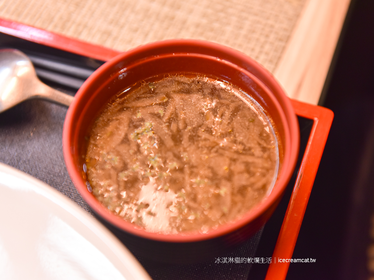 小巨蛋美食｜雲の咖哩屋育達高中附近咖哩平價便當，厚切豬排咖哩飯份量大又便宜！ @冰淇淋貓的軟爛生活