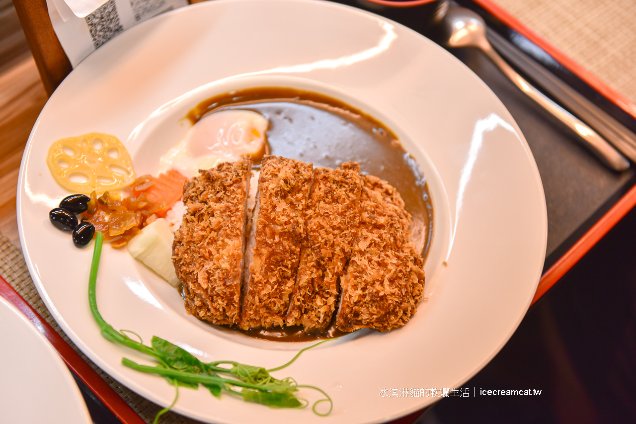 小巨蛋美食｜雲の咖哩屋育達高中附近咖哩平價便當，厚切豬排咖哩飯份量大又便宜！ @冰淇淋貓的軟爛生活