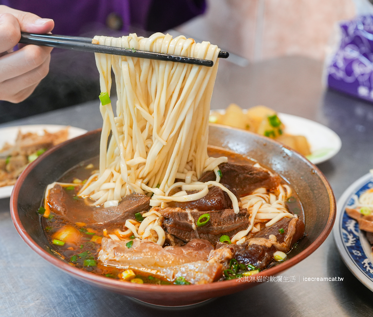 北投美食｜粟家牛肉麵來北投必吃牛肉麵，宵夜、泡温泉後來試試三大人氣牛肉麵之一 @冰淇淋貓的軟爛生活