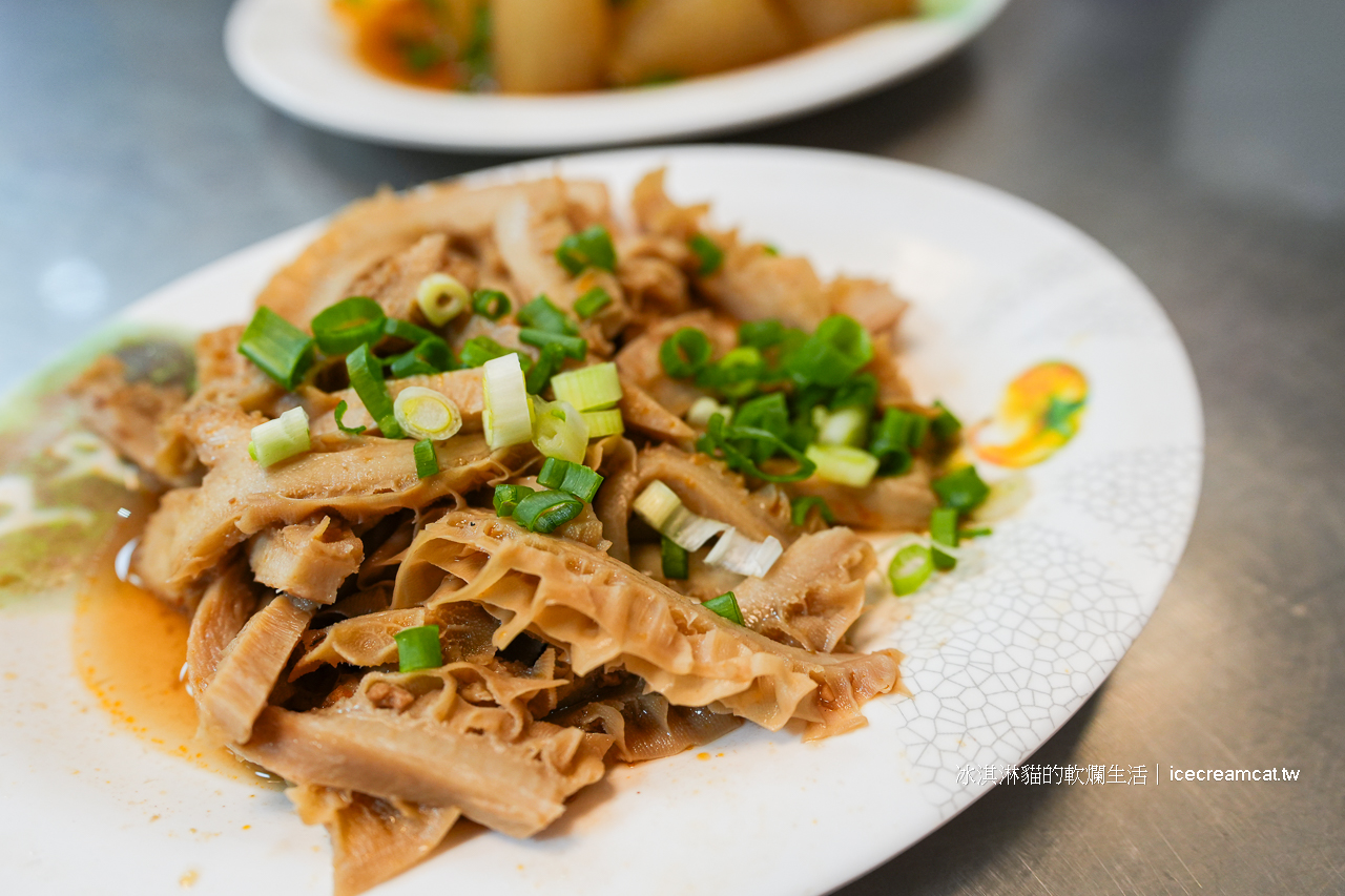 北投美食｜粟家牛肉麵來北投必吃牛肉麵，宵夜、泡温泉後來試試三大人氣牛肉麵之一 @冰淇淋貓的軟爛生活