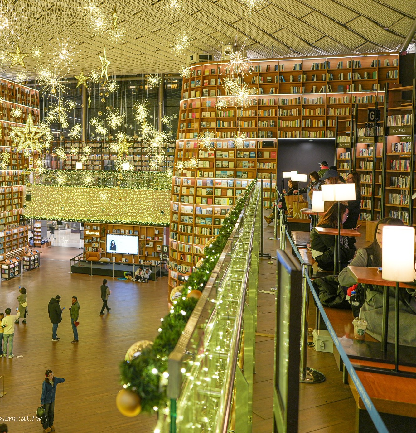 韓國首爾景點｜星空圖書館位於 COEX MALL，韓國最美圖書館！ @冰淇淋貓的軟爛生活