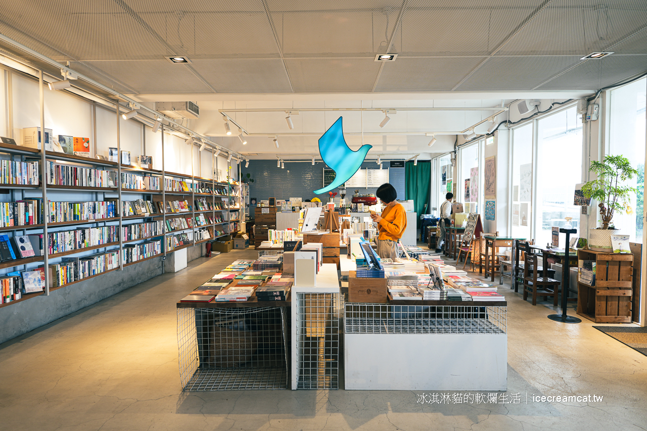 基隆景點｜太平青鳥書店山城望海書店店內有京盛宇可以喝茶，基隆美景盡收眼底 @冰淇淋貓的軟爛生活