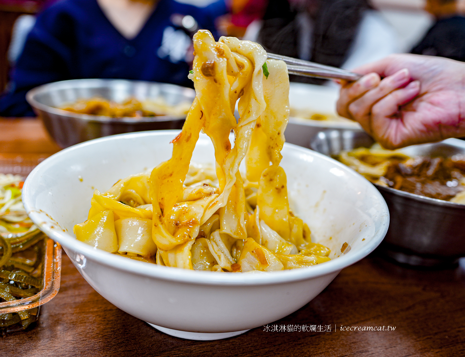 西門町美食｜老山東牛肉麵 米其林必比登推薦，萬年大樓裡的手工切製寬版麵 @冰淇淋貓的軟爛生活