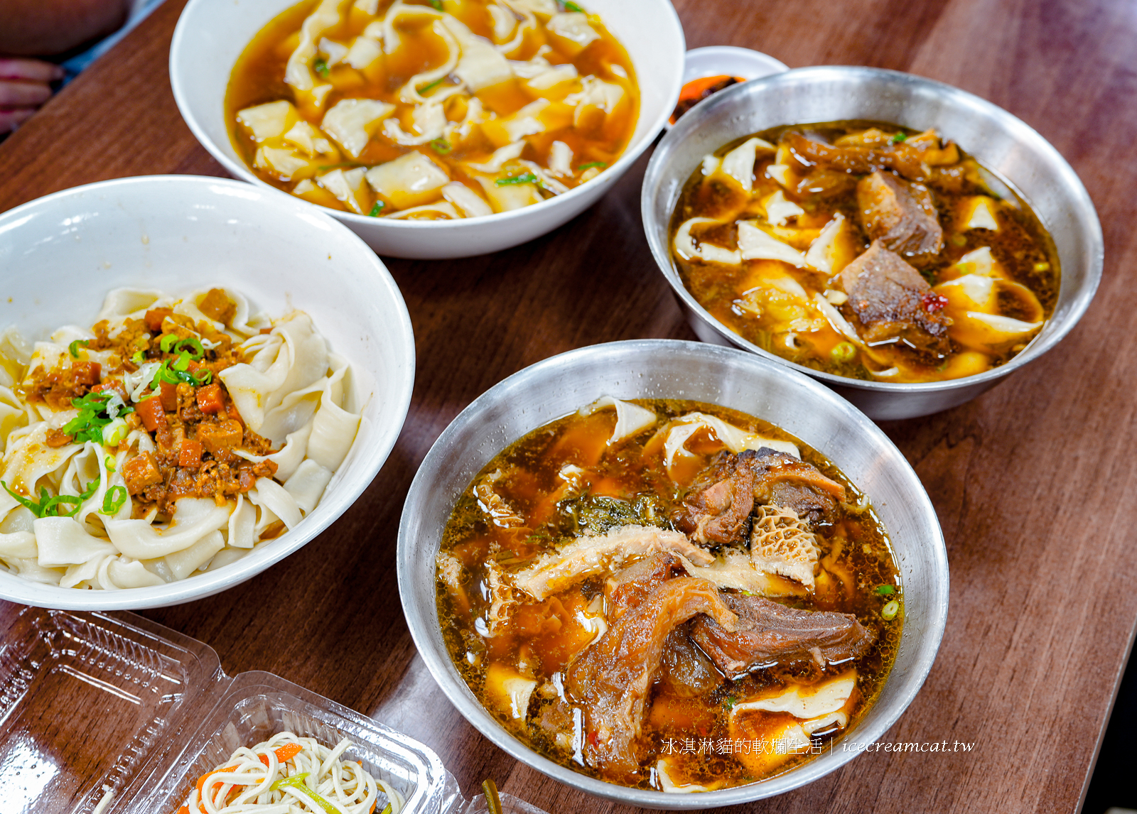 西門町美食｜老山東牛肉麵 米其林必比登推薦，萬年大樓裡的手工切製寬版麵 @冰淇淋貓的軟爛生活