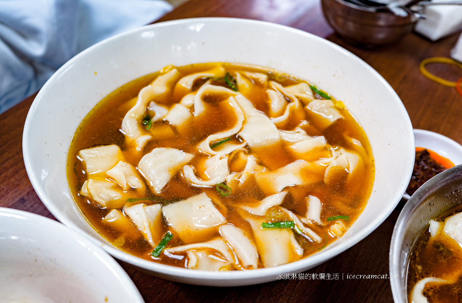 西門町美食｜老山東牛肉麵 米其林必比登推薦，萬年大樓裡的手工切製寬版麵 @冰淇淋貓的軟爛生活