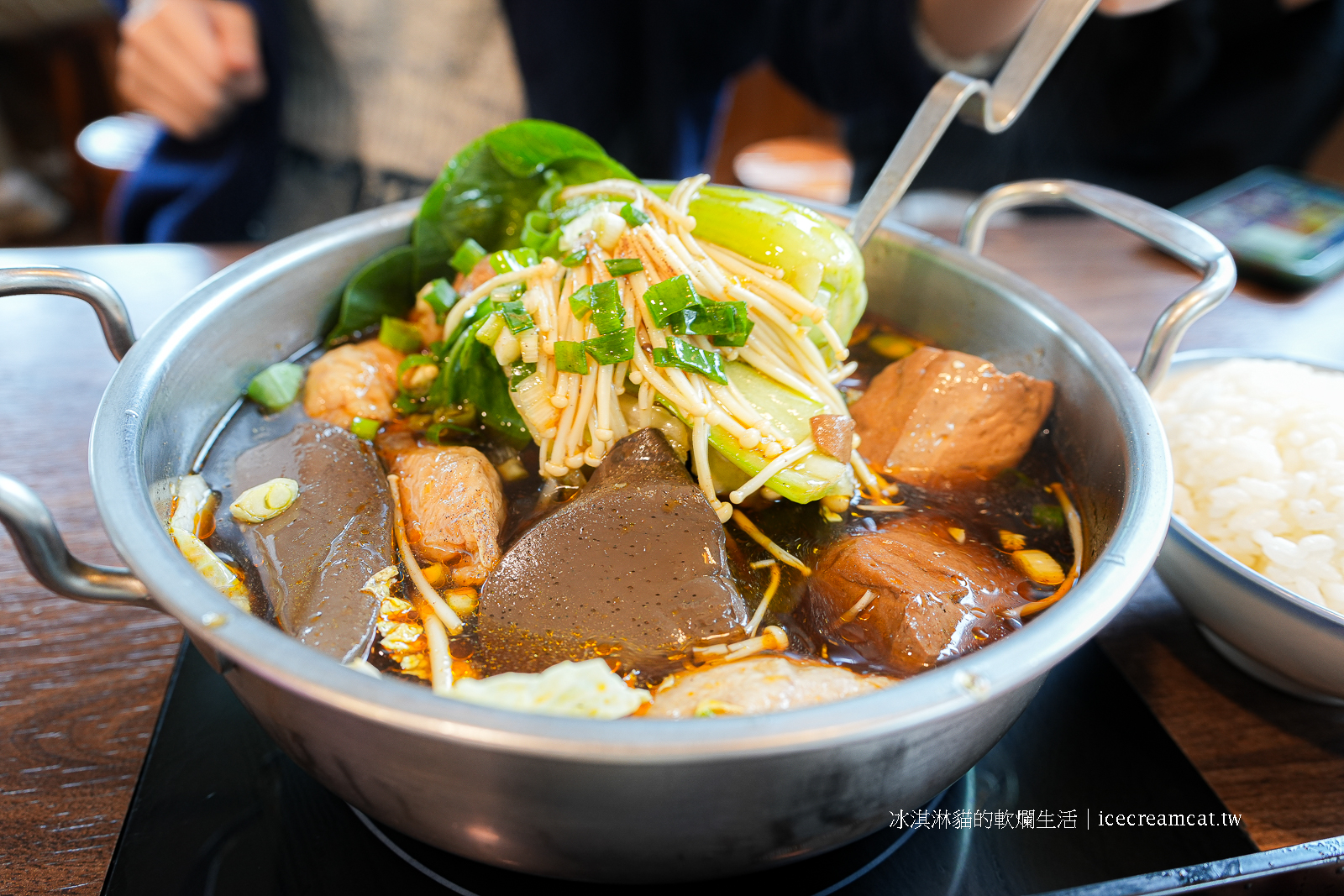 北投美食｜雲鼎阿二麻辣食堂石牌創始店，必點煲類和滷肉飯宵夜也吃的到 @冰淇淋貓的軟爛生活