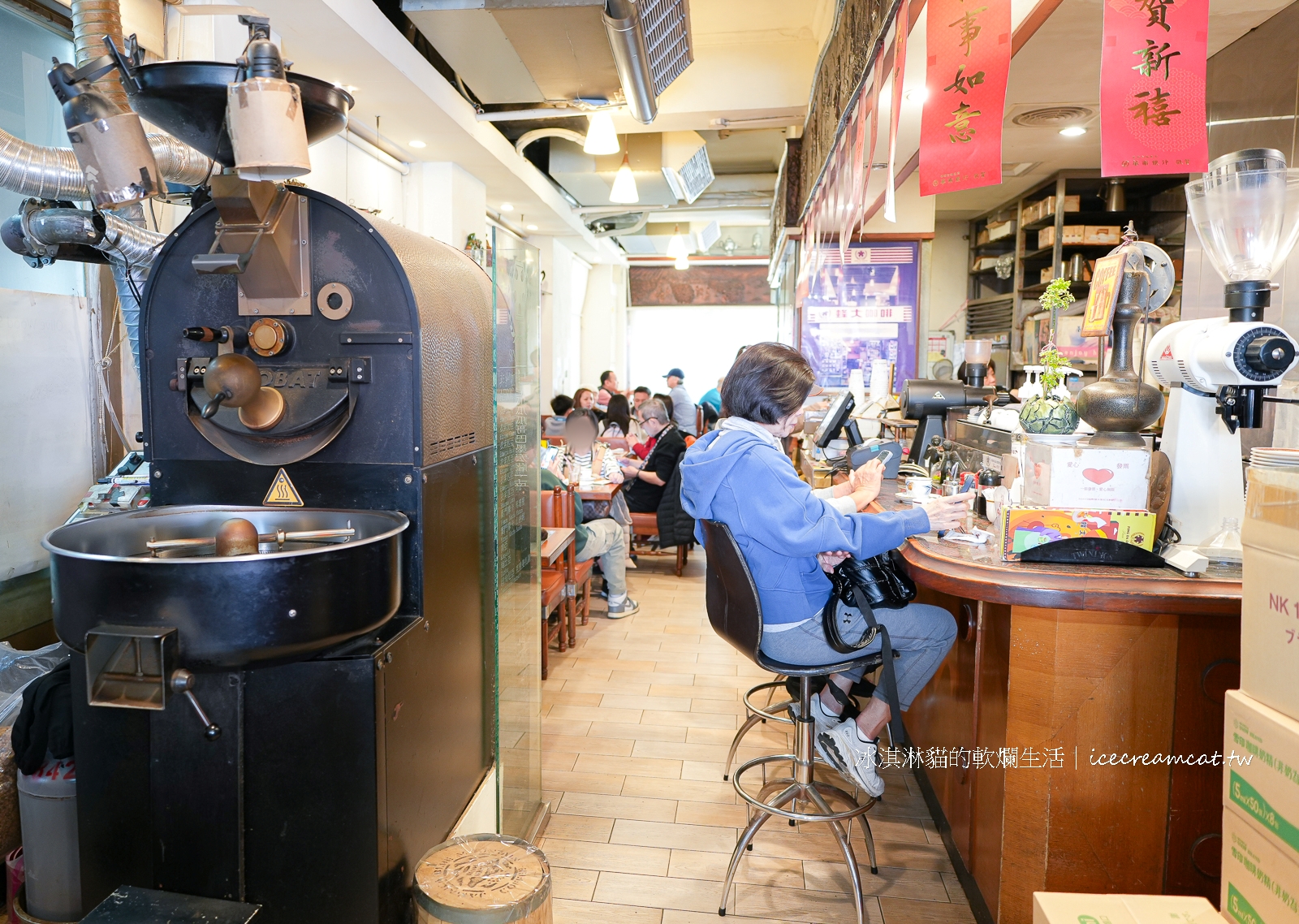 西門町美食｜蜂大咖啡必點綠豆糕及合桃酥，店內許多香港及日本遊客 @冰淇淋貓的軟爛生活