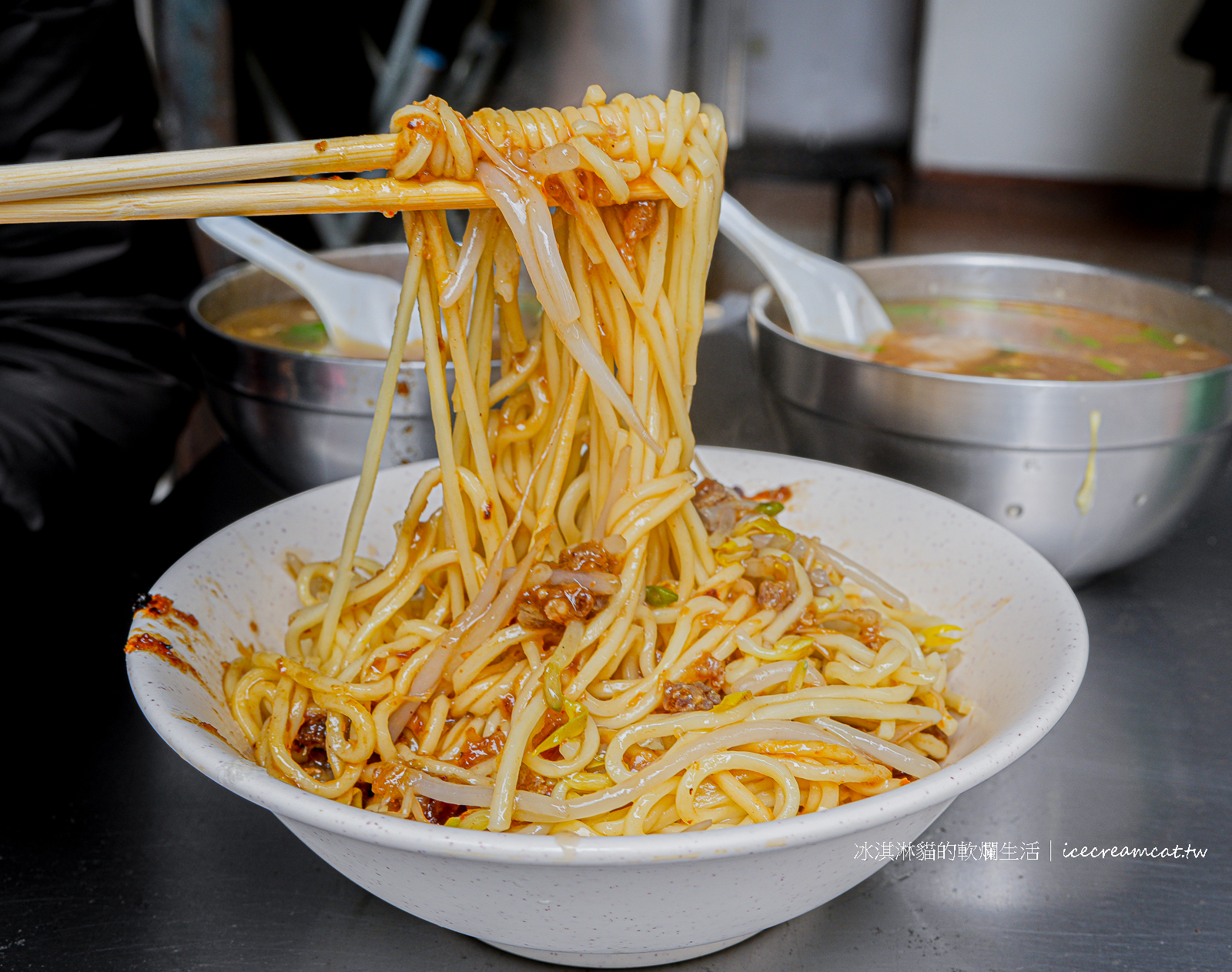 江子翠美食｜松柏街肉羹麵必點肉羹湯 乾麵 魷魚羹，板橋小吃沒有招牌還是大排長龍 @冰淇淋貓的軟爛生活